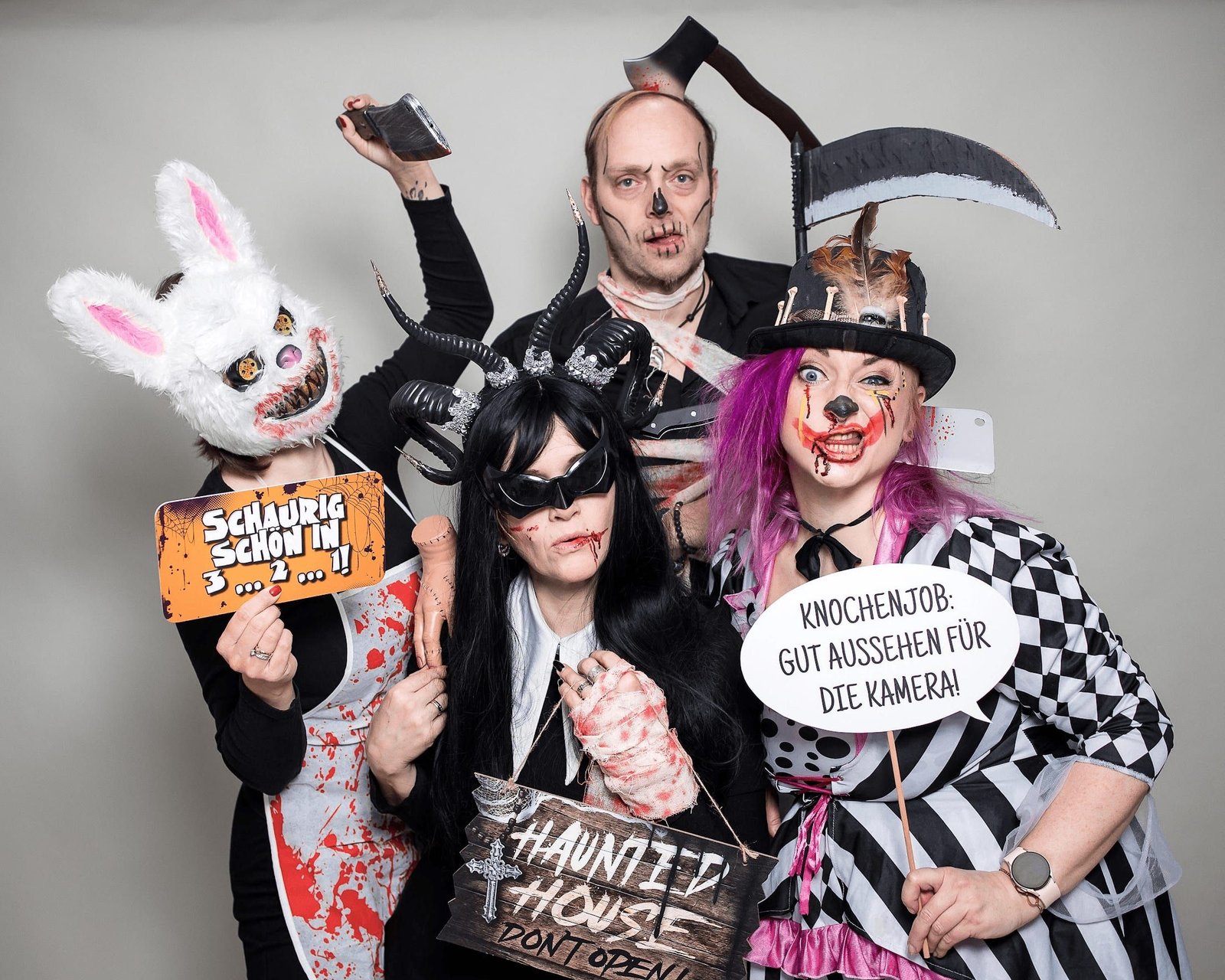 Gäste in Halloween-Kostümen vor der Maikoobooth Fotobox